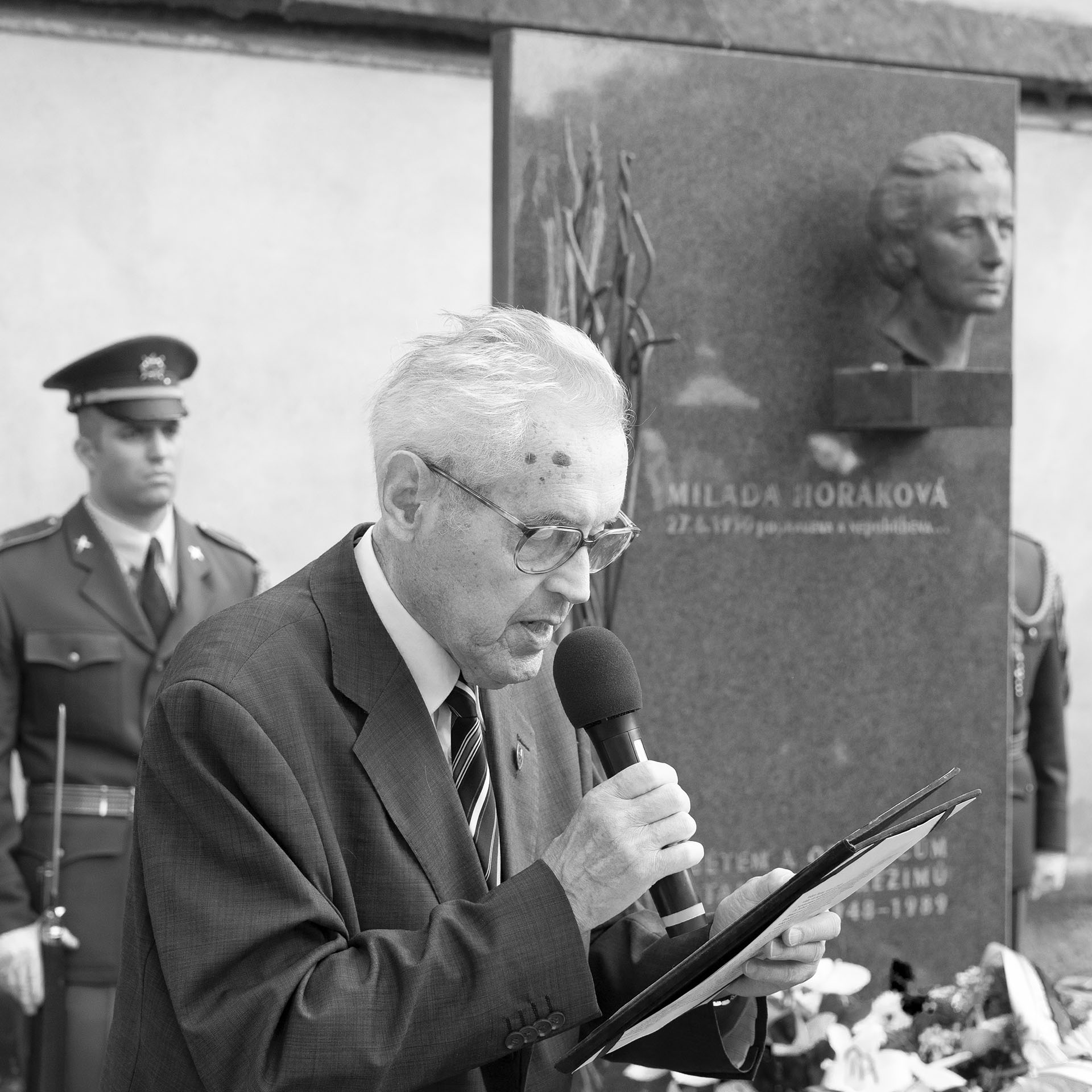 František Šedivý na pietním aktu u symbolického hrobu dr. Milady Horákové na Vyšehradě v roce 2019. Foto Jiří Bulan